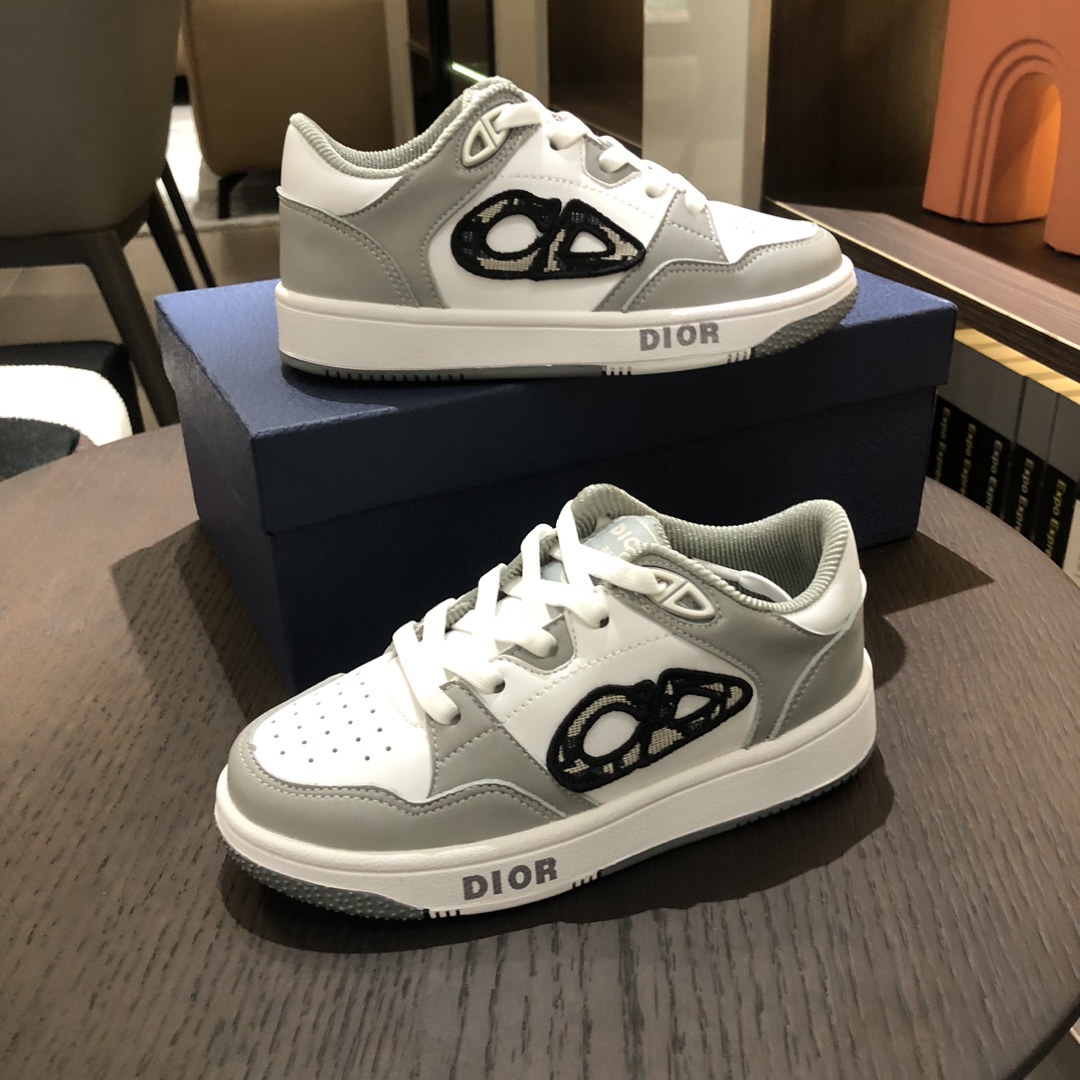 Children's shoes child
